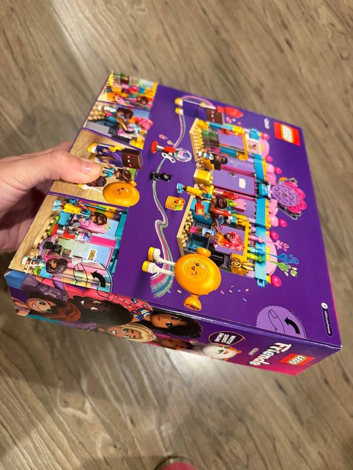 BNIB LEGO Friends Heartlake City Candy Store 42649 - photo 2