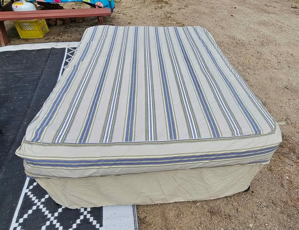 Queen size bed in a bag image indicator(4)