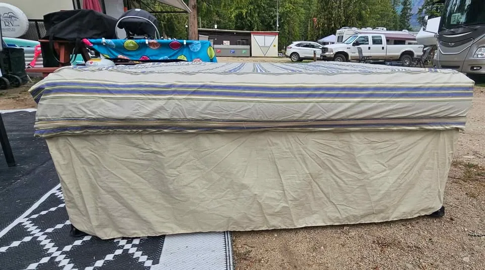 Queen size bed in a bag image indicator(5)