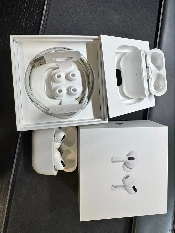 AirPods Pro with MagSafe Charging Case + Extra Case