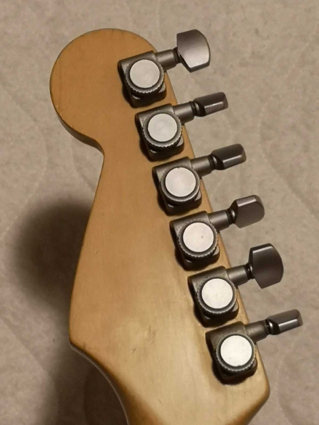 Fender Stratocaster - photo 2
