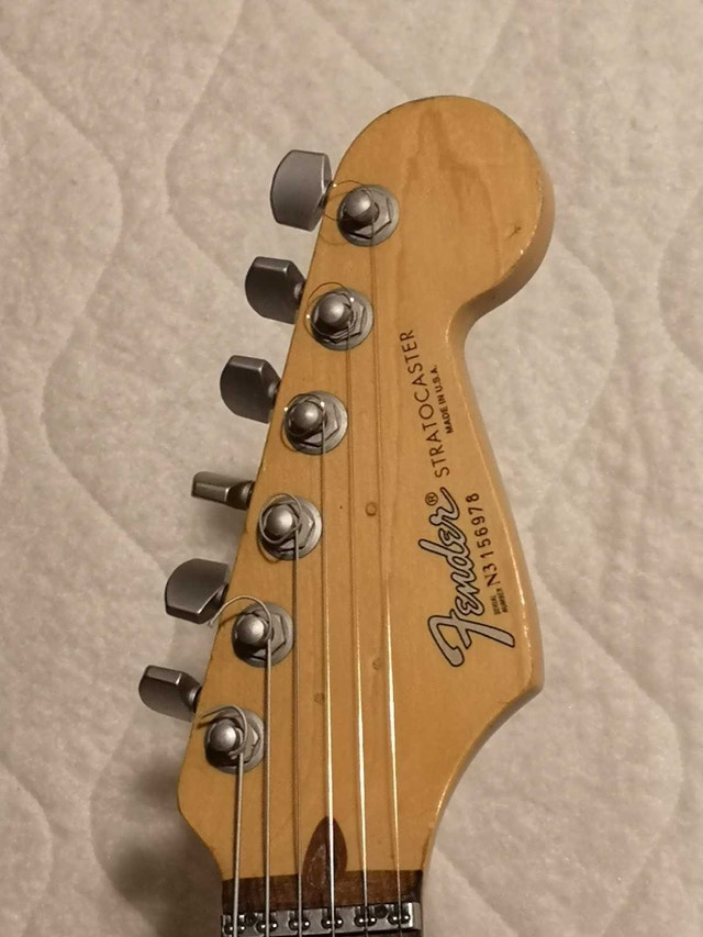 Fender Stratocaster - photo 3
