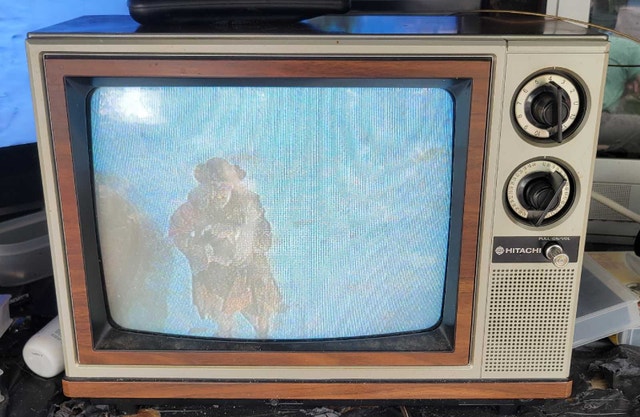 Vintage Hitachi CT1322 Television 13"