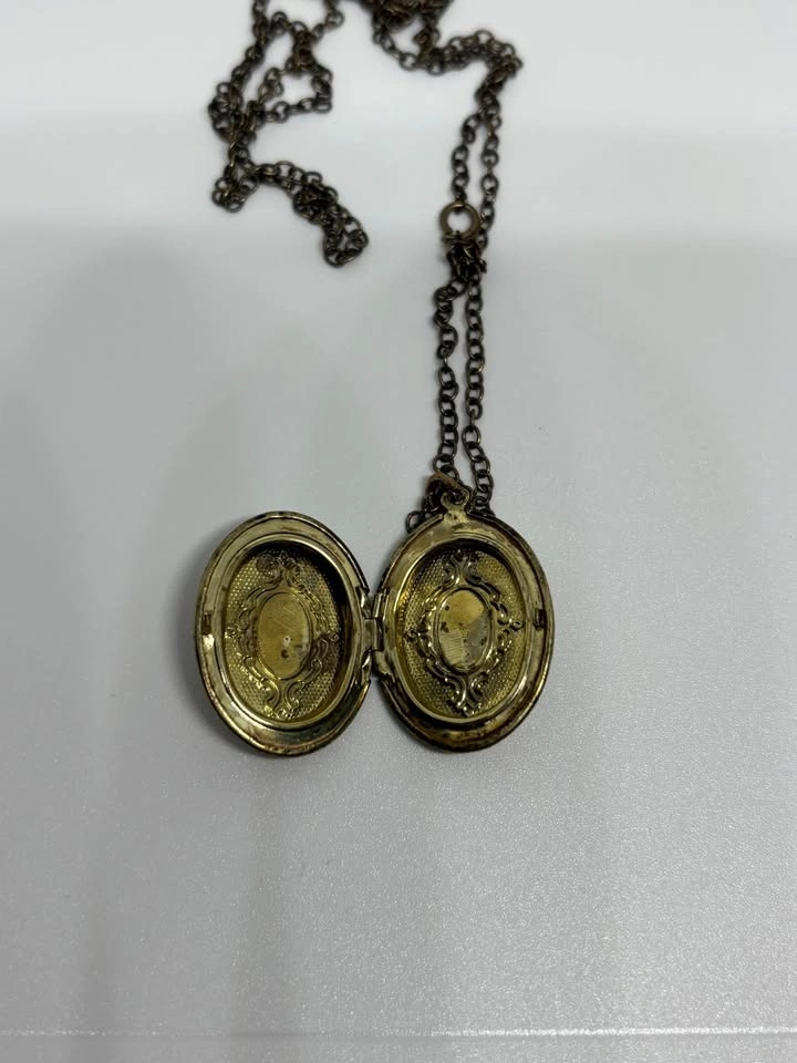 Vintage Style Brass Oval Locket Necklace - photo 2