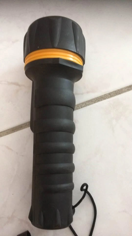 Battery Rubber Body Heavy Duty LED Superex Flashlight - photo 2