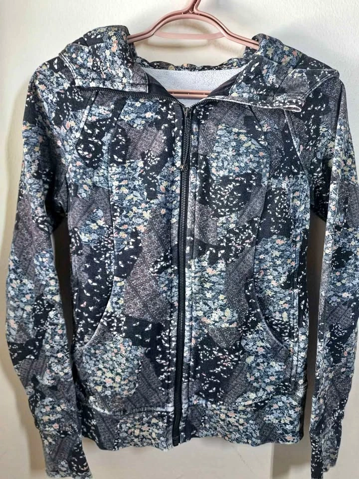 Rare Lululemon Scuba Hoodie (Size 4) – Assemblage Alpine White M