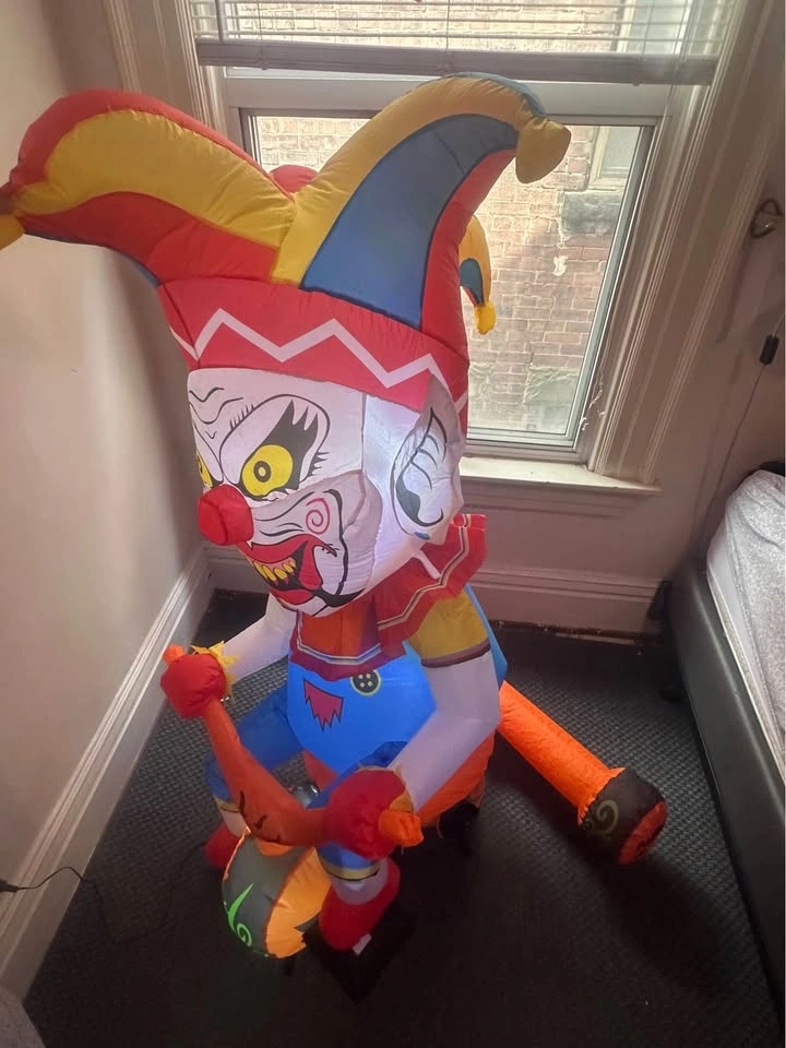 Inflatable evil clown - photo 4