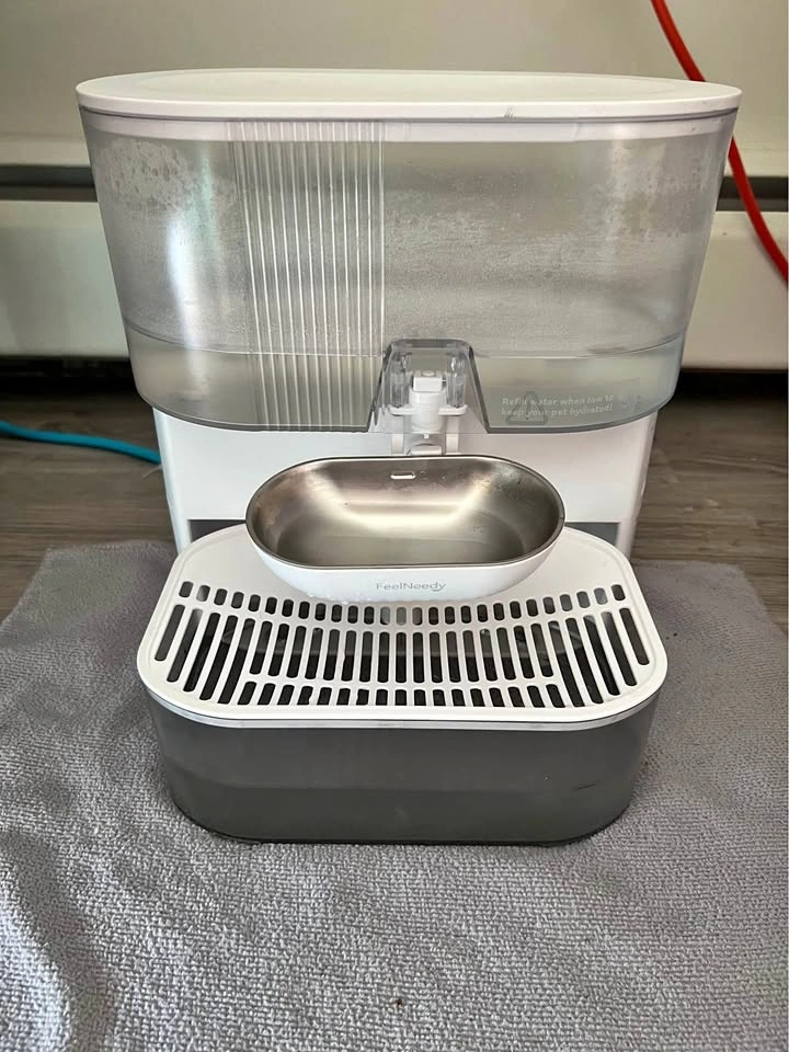 Feelneedy Cat or toy dog fountain