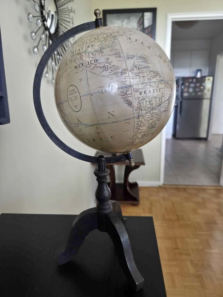 World Globe on Stand (French/vintage-style map)