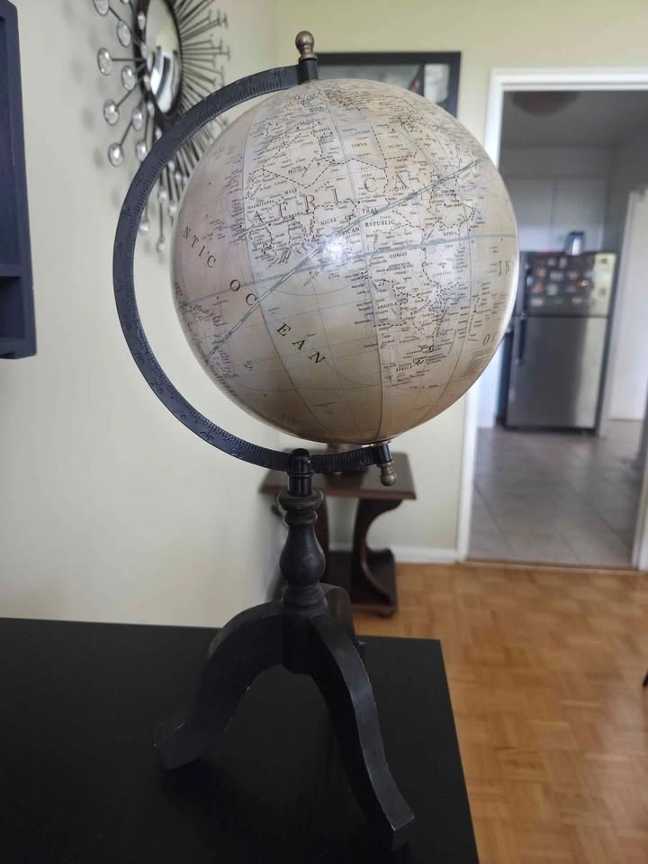 World Globe on Stand (French/vintage-style map) - photo 2