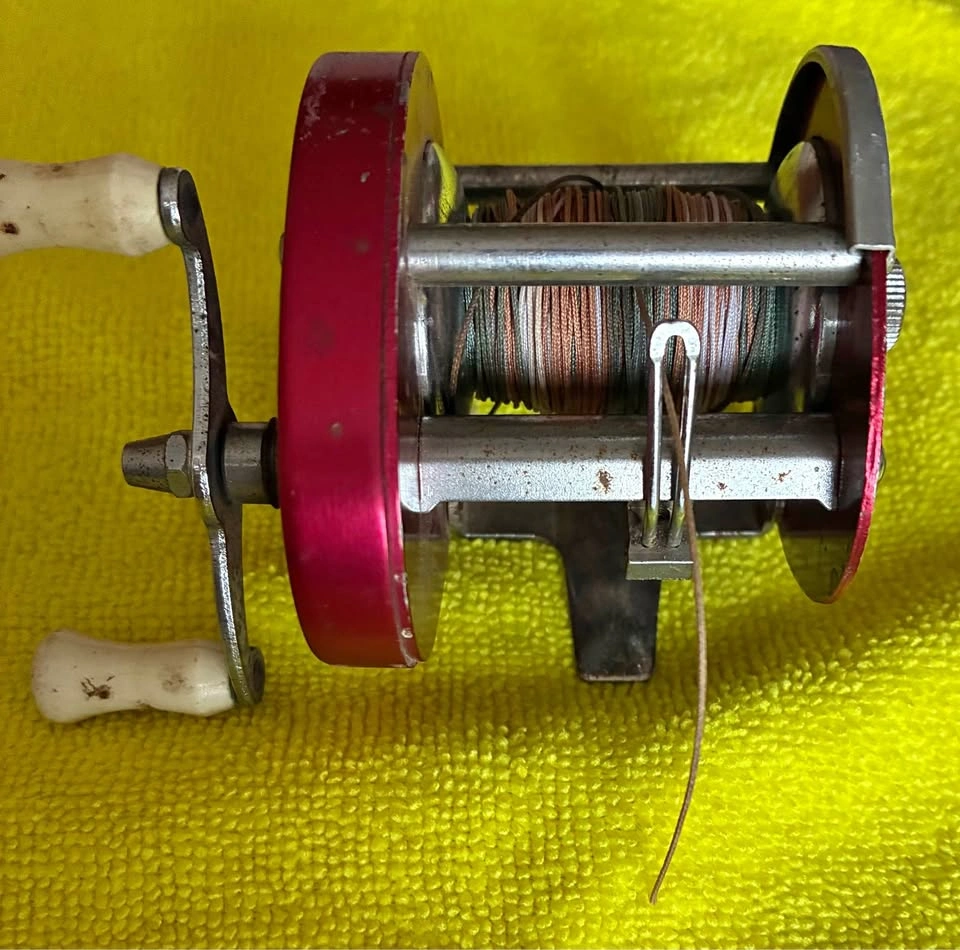 Vintage Red Metal Baitcasting Reel – Made in Japan
