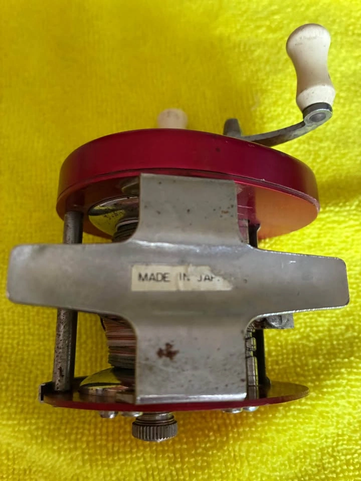 Vintage Red Metal Baitcasting Reel – Made in Japan - photo 2