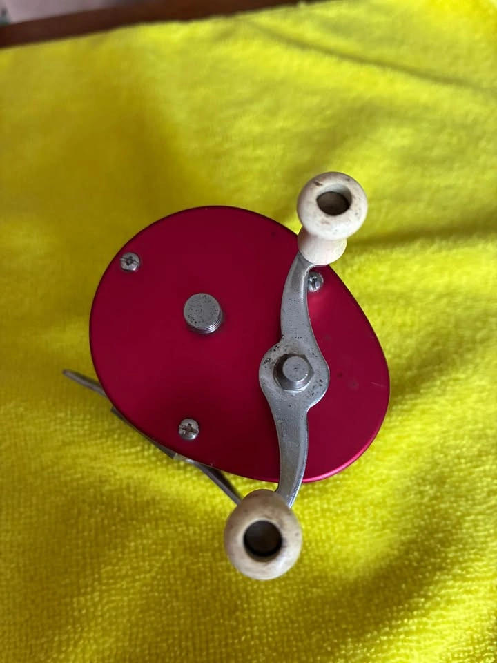 Vintage Red Metal Baitcasting Reel – Made in Japan - photo 3