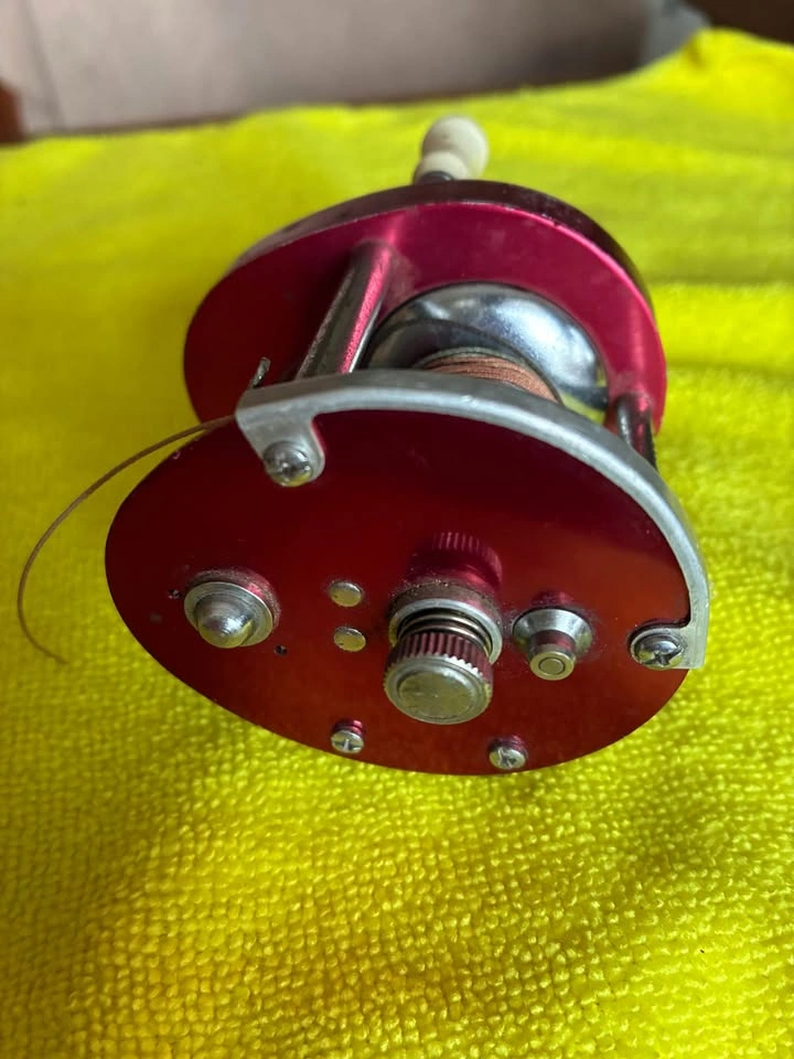 Vintage Red Metal Baitcasting Reel – Made in Japan - photo 4