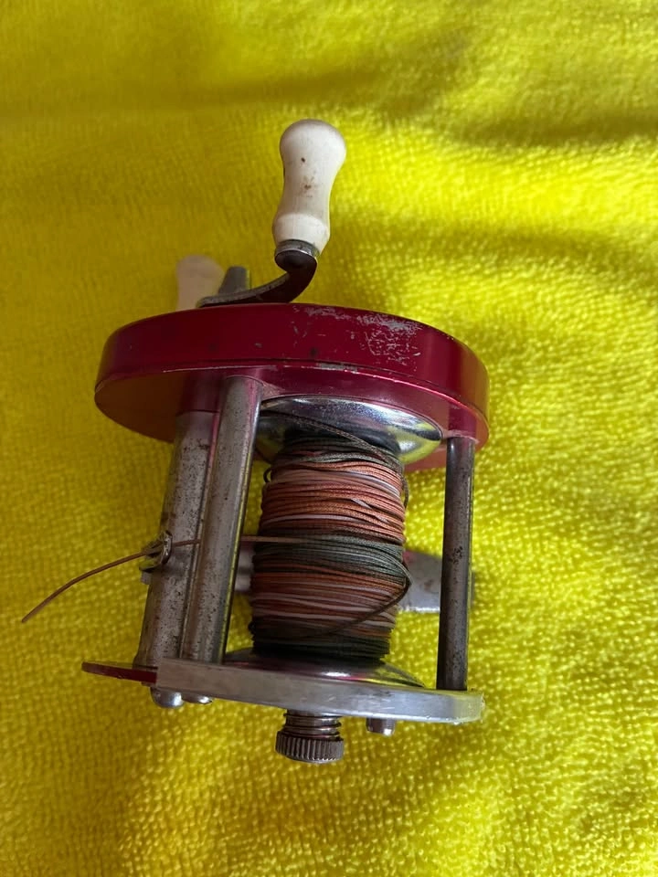 Vintage Red Metal Baitcasting Reel – Made in Japan - photo 5