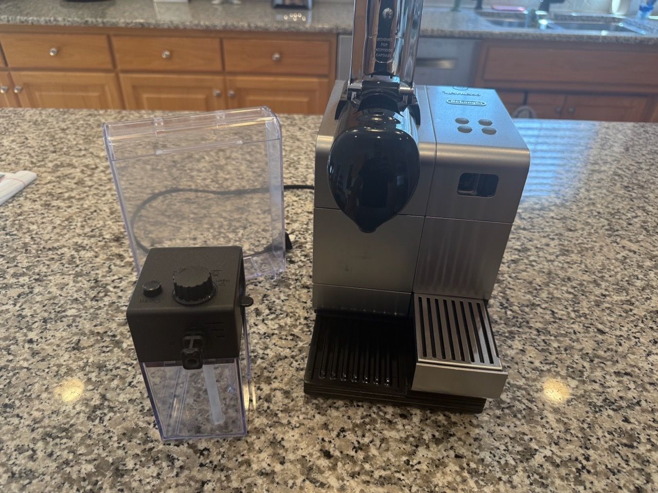 De'Longhi Nespresso Lattissima Plus Coffee Machine