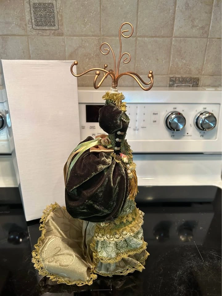 Victorian Style Mannequin Jewelry Stand - photo 2