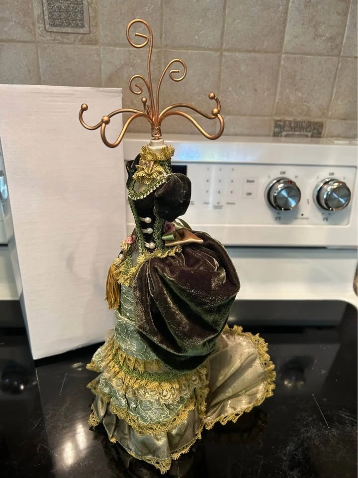 Victorian Style Mannequin Jewelry Stand - photo 3