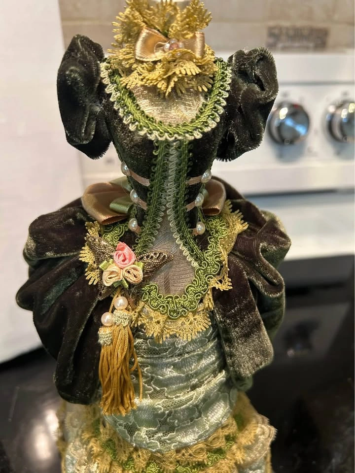 Victorian Style Mannequin Jewelry Stand - photo 4
