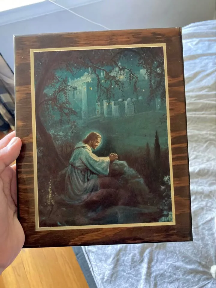 Lenticular praying Jesus on wood thumbnail