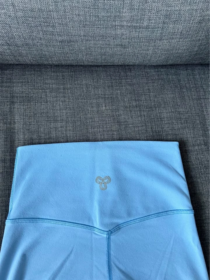 Aritzia TNA - Sky Blue Leggings (XS) - photo 3
