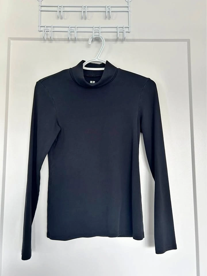 Uniqlo - Black Turtleneck (XS)