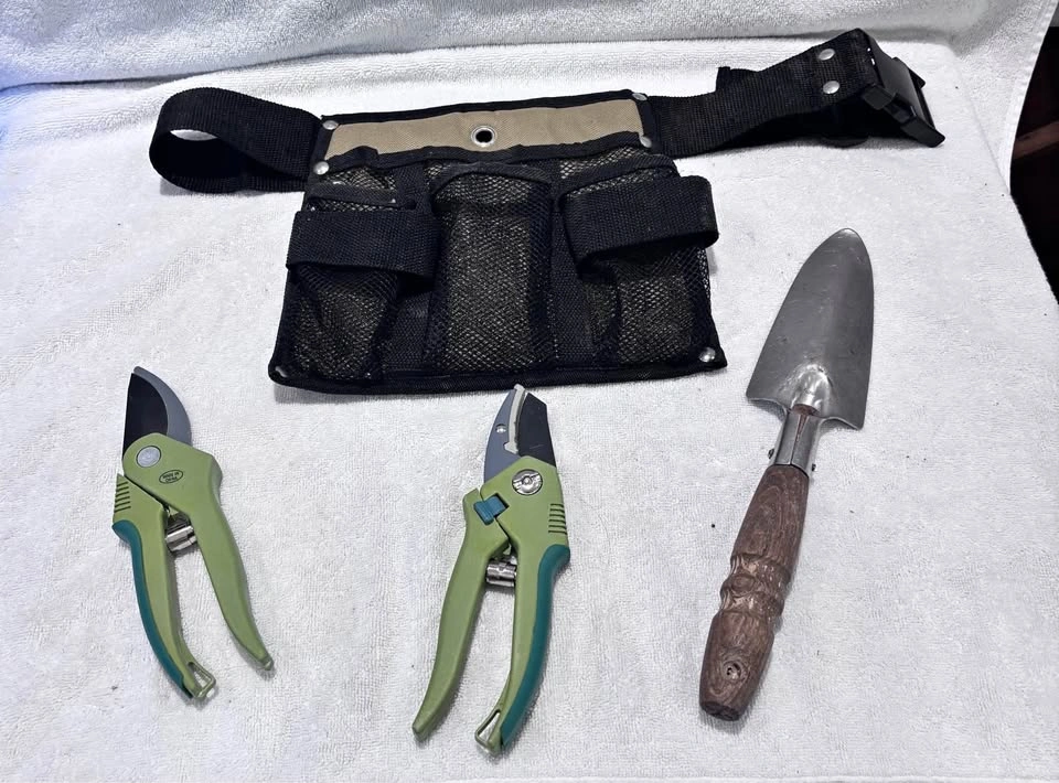 Multi-pocket mesh tool belt with trowel and two pruning tools