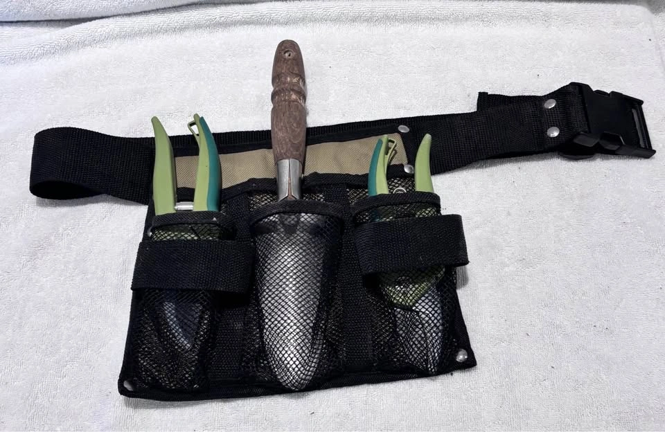 Multi-pocket mesh tool belt with trowel and two pruning tools - photo 2