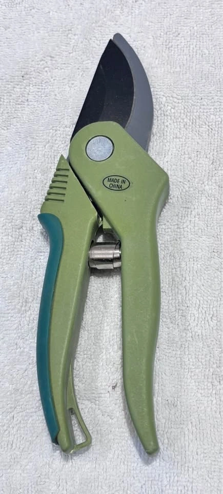 Multi-pocket mesh tool belt with trowel and two pruning tools - photo 3