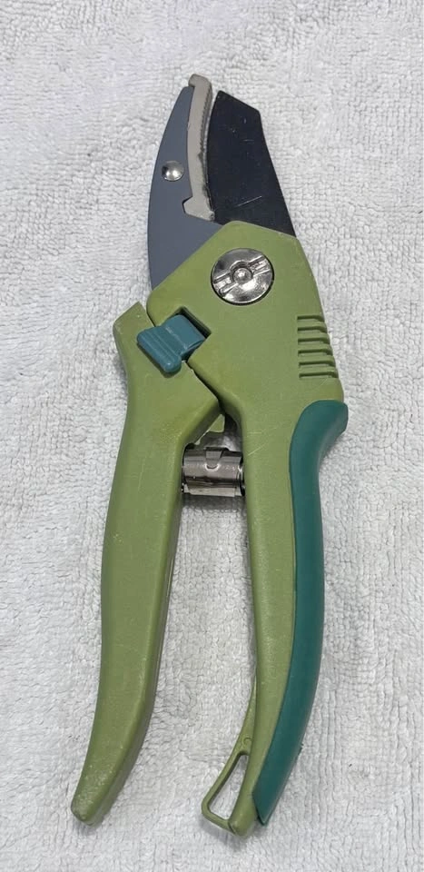 Multi-pocket mesh tool belt with trowel and two pruning tools - photo 4
