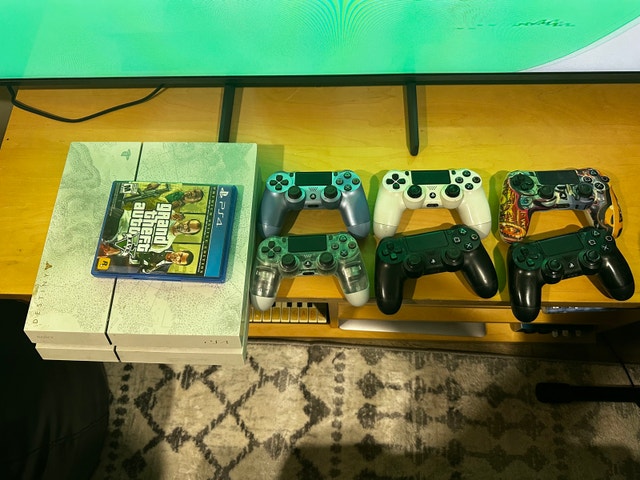PS4: Destiny Limited Edition PS4 + 6 Controllers + GTA V