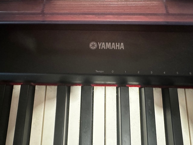 Yamaha P-95 88-Key Digital Piano + Stand - Needs Repair - photo 3
