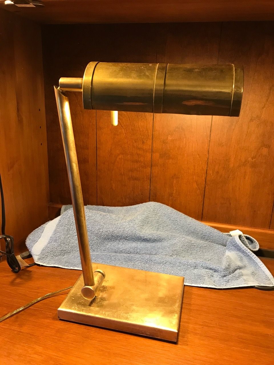 VINTAGE RUSTIC LOOK BRASS TABLE LAMP
