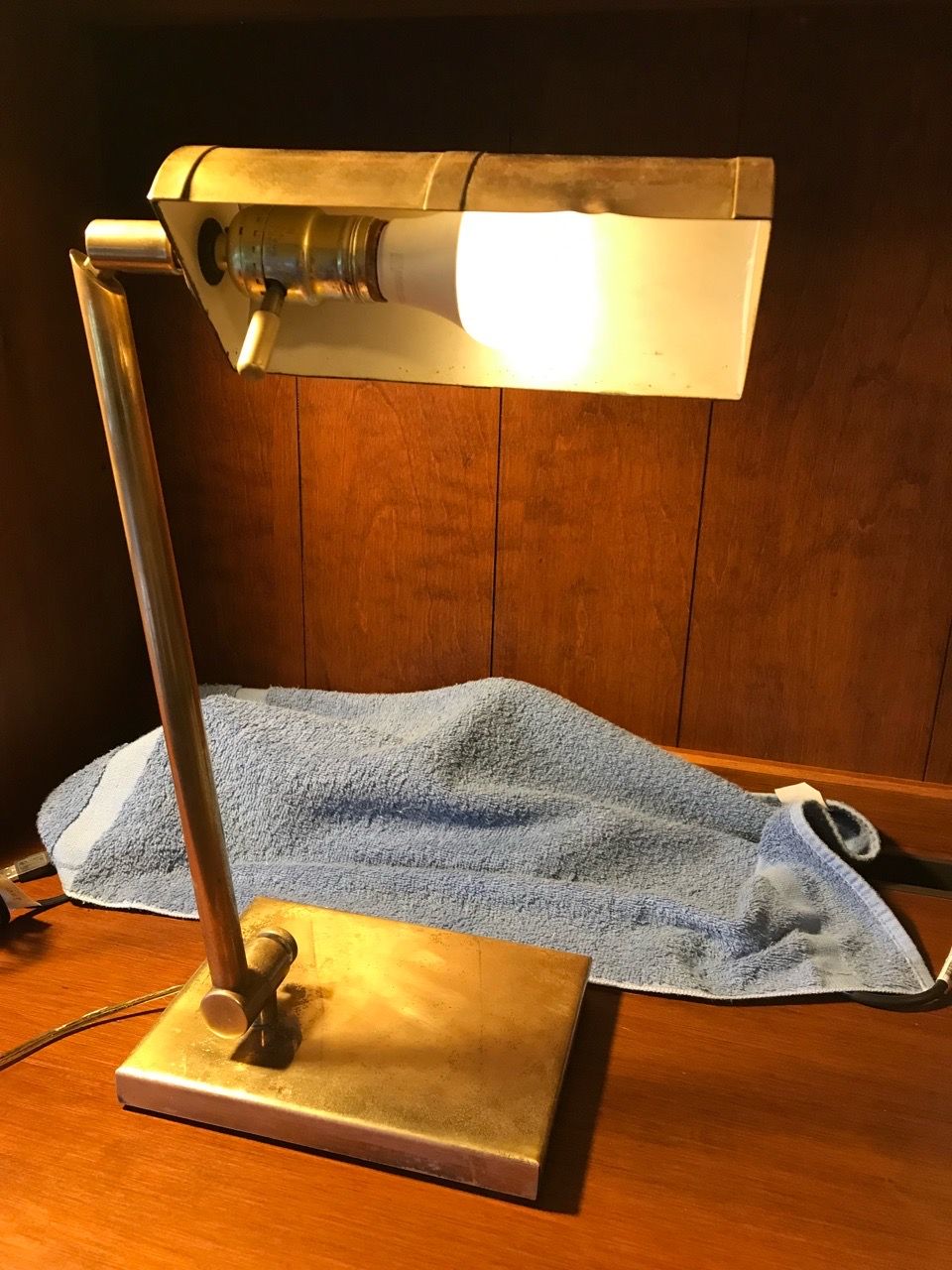 VINTAGE RUSTIC LOOK BRASS TABLE LAMP - photo 2