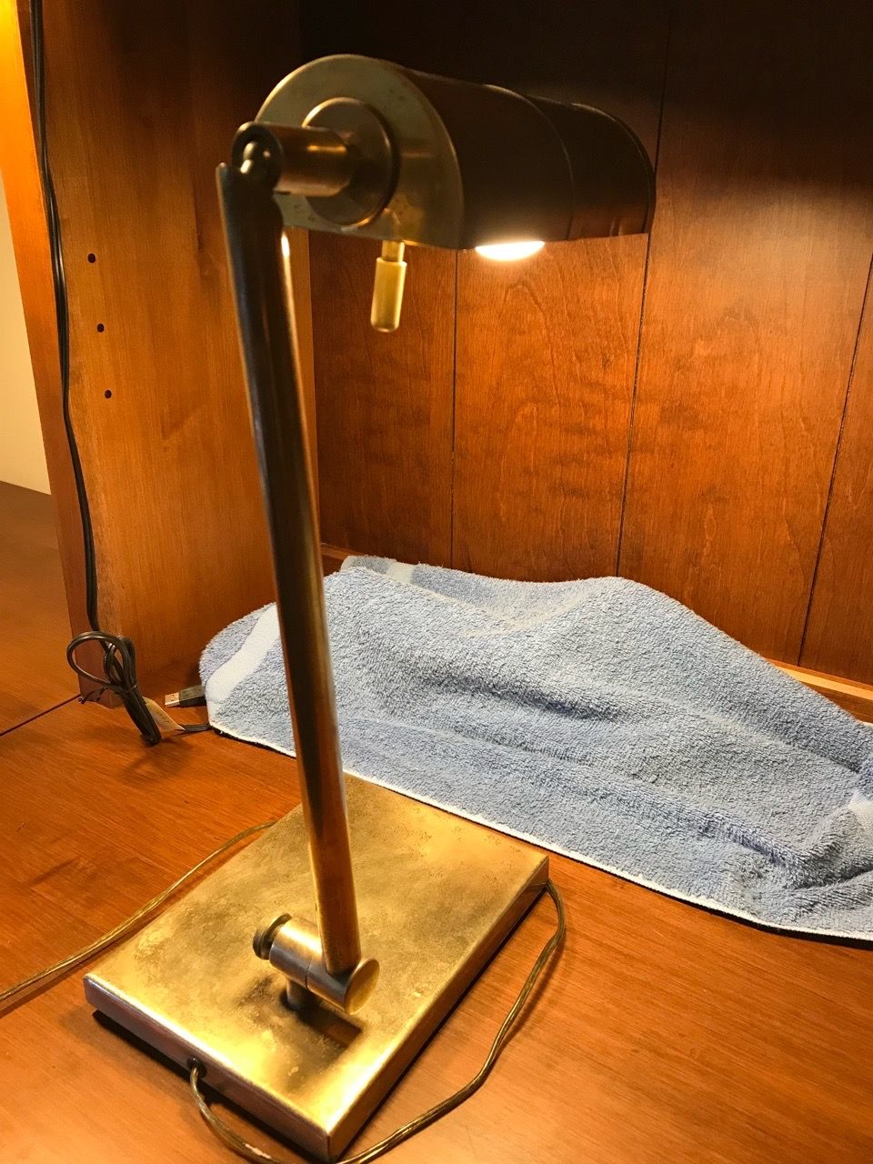 VINTAGE RUSTIC LOOK BRASS TABLE LAMP - photo 4