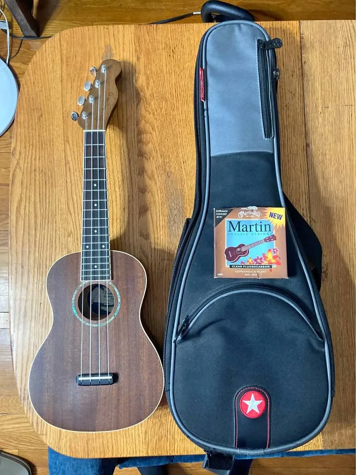 Fender Zuma Ukulele w/ Roadrunner Gig Bag & Strings thumbnail