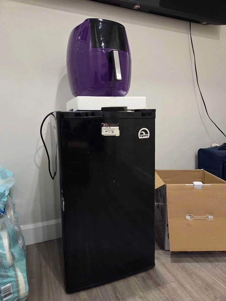 Compact Black Mini Refrigerator & Air Fryer - photo 2