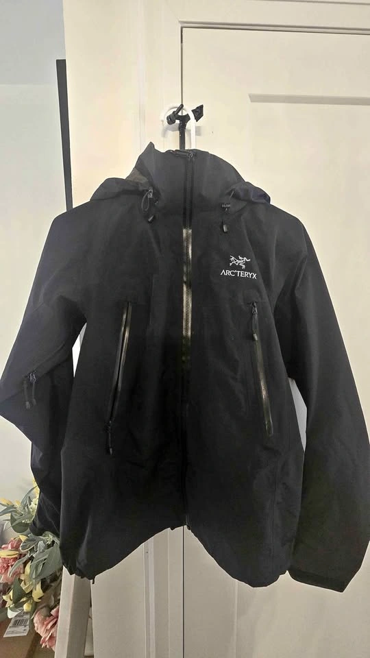 Arc’teryx Beta LT Hybrid Women’s Gore-Tex Jacket – Black – Size