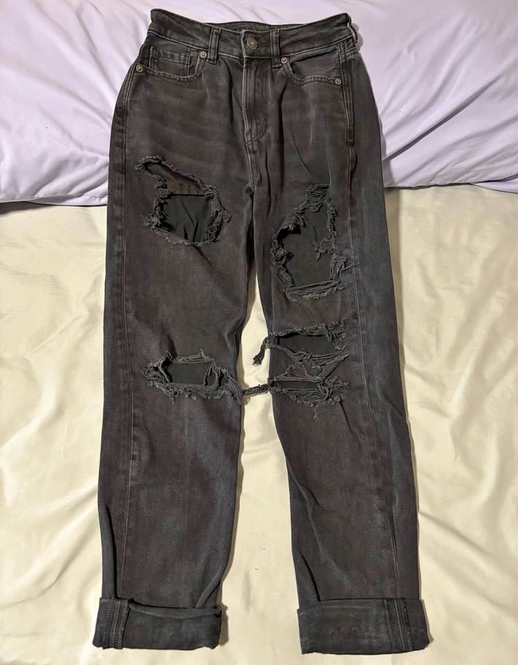 american eagle ripped mom jeans (US 00)
