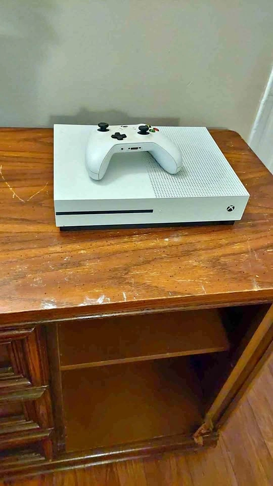 Xbox one s with one controller