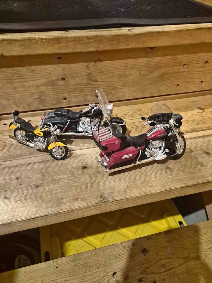3 Harley Davidson die-cast toy motorcycles