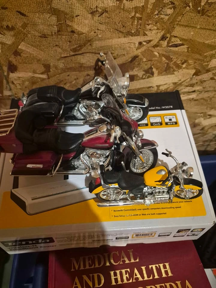 3 Harley Davidson die-cast toy motorcycles - photo 2