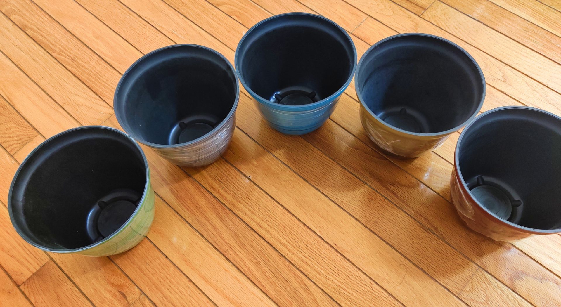 NEW Set of 12 Plastic Planters Assorted Colors - photo 2