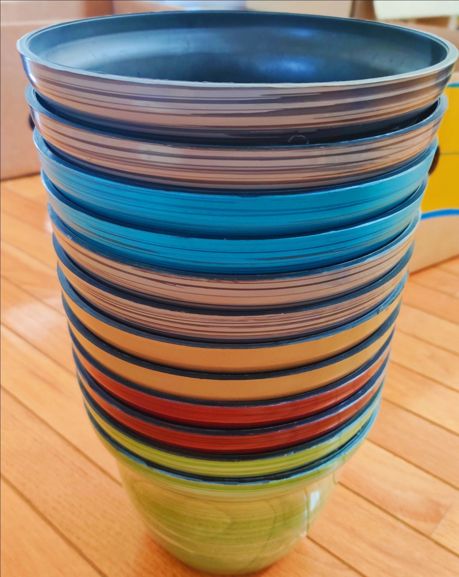 NEW Set of 12 Plastic Planters Assorted Colors - photo 3