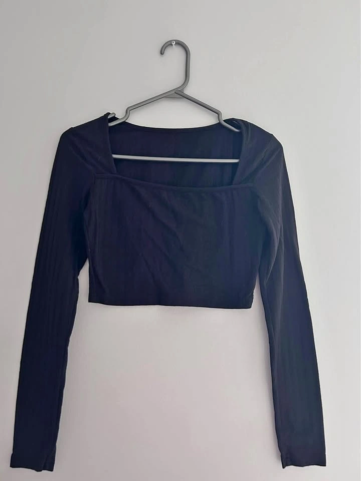 Crop black long sleeve