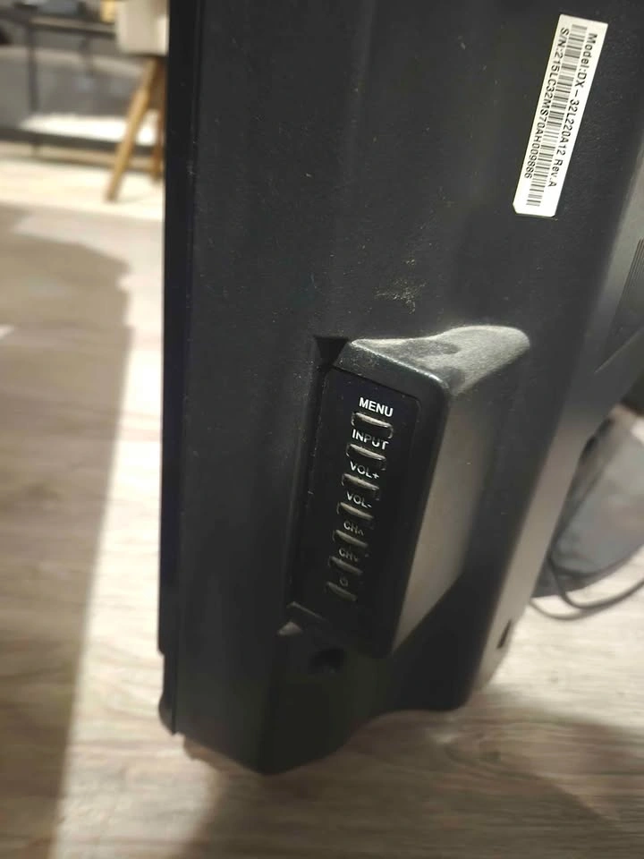 Dynex 32 inch LCD TV - photo 3