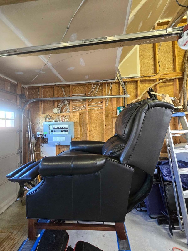 Bradington Young Leather Recliner - photo 3