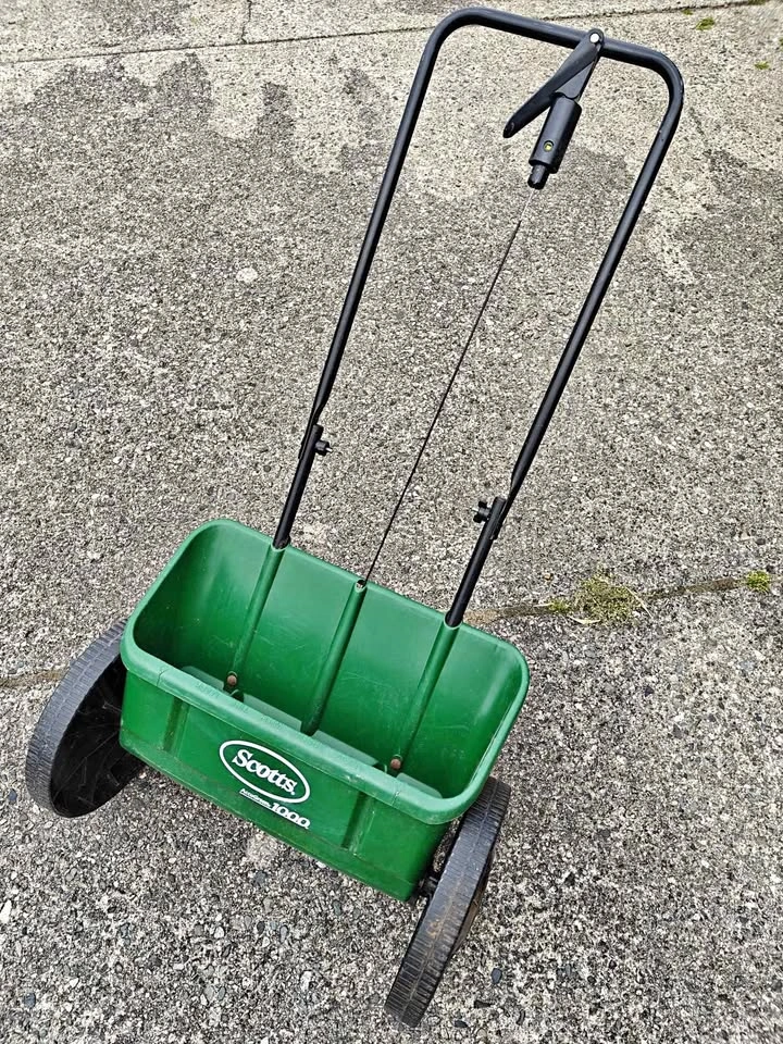 Scotts AccuGreen 1000 Drop Lawn Spreader