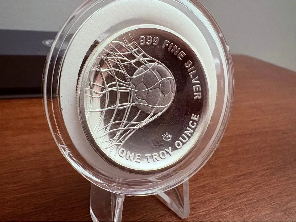 1 oz .999 Fine Silver Bullion Soccer Round image indicator(3)