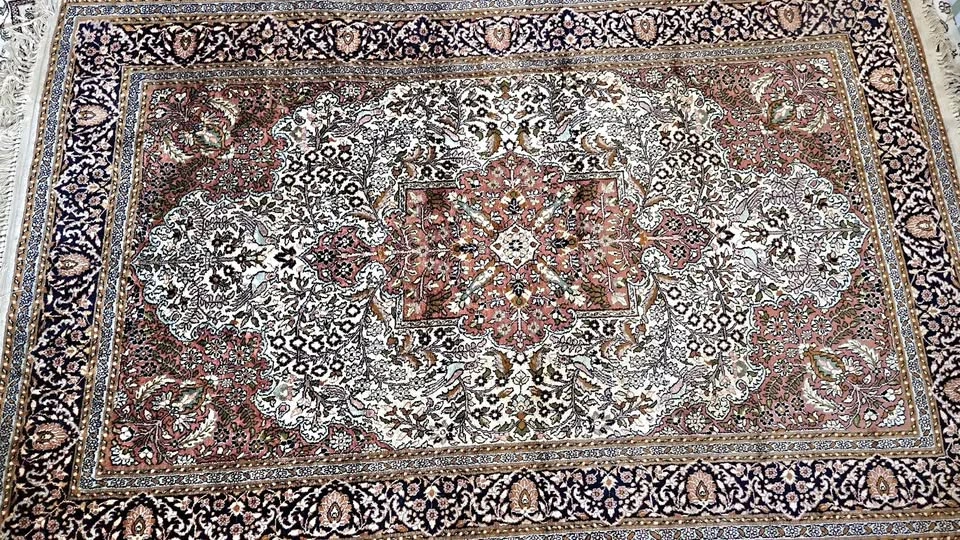 Authentic Hand-Knotted Viscose and Wool Persian Style Rug (4x6 f